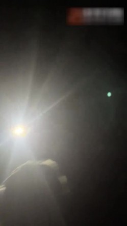 【对白刺激】大晚上驾车接上加班的少妇偷情，脱下裤子打灯光掰穴在菜地边操逼，第一人称视角后入无套内射 截图2