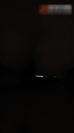 【对白刺激】大晚上驾车接上加班的少妇偷情，脱下裤子打灯光掰穴在菜地边操逼，第一人称视角后入无套内射 截图4