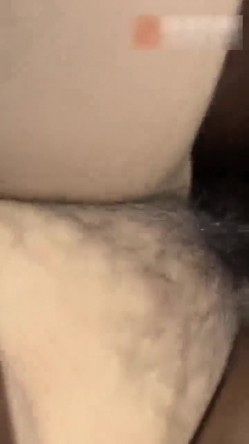 【对白刺激】大晚上驾车接上加班的少妇偷情，脱下裤子打灯光掰穴在菜地边操逼，第一人称视角后入无套内射 截图12