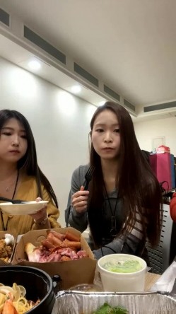 台湾泡良大神性爱救火队「xinyimark」OF日常约炮露脸私拍 众多良家学生模特网红拜倒在炮王牛仔裤下 截图13