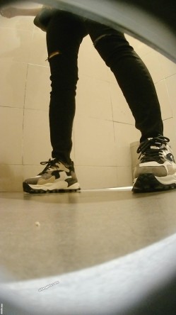 美女如云服装城女厕，全方位脸逼同框偸拍多位美眉方便，迷之操作的小姐姐揪阴毛 截图1