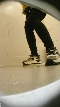 美女如云服装城女厕，全方位脸逼同框偸拍多位美眉方便，迷之操作的小姐姐揪阴毛 截图4