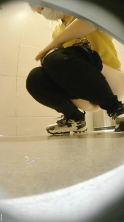 美女如云服装城女厕，全方位脸逼同框偸拍多位美眉方便，迷之操作的小姐姐揪阴毛 截图5