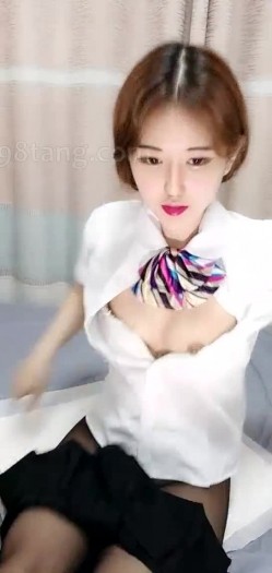 清纯高颜值的大美女，穿上黑丝空姐制服，看着就像真的空姐，叫来一个炮友，男的就躺着让她骑在身上摇呀摇 截图2
