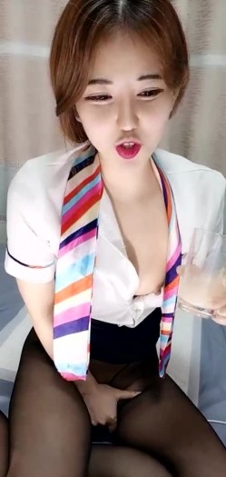 清纯高颜值的大美女，穿上黑丝空姐制服，看着就像真的空姐，叫来一个炮友，男的就躺着让她骑在身上摇呀摇 截图9