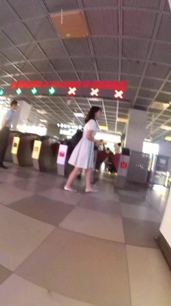 【精品CD】 稀有作品，每部都是精品，手艺高超 27V+YC商场系列：晃着肥臀打游戏淫荡美妇丁子内两侧黑毛全钻出来了 截图1