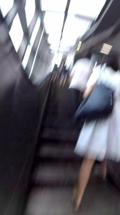 【精品CD】 稀有作品，每部都是精品，手艺高超 27V+YC商场系列：晃着肥臀打游戏淫荡美妇丁子内两侧黑毛全钻出来了 截图6