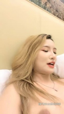 人间水蜜桃高颜值妖艳妹子约炮啪啪，口交上位骑乘侧入猛操大黑牛震动 截图3