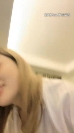 人间水蜜桃高颜值妖艳妹子约炮啪啪，口交上位骑乘侧入猛操大黑牛震动 截图9