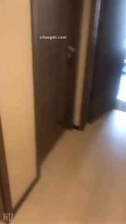 顶级淫妻博主【刺鸡】分享老婆给单男操多P，露脸，这个少妇真是骚，喜欢大学生 截图1