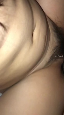 云盘精品泄密！济南眼镜反差婊【刘孟淑】不雅露脸自拍视图流出完整版，紫薇居家日常与小胖男友各种啪啪，叫声就骚的狠 截图13