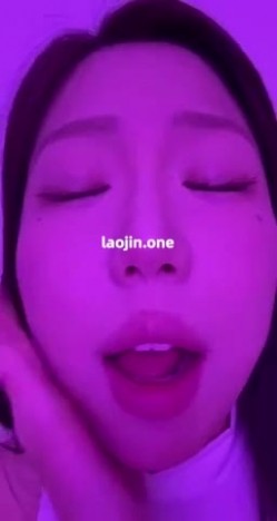 超美阿黑颜女神原档泄密，标准的一个眼镜婊，大眼睛萌妹，反差感，淫荡的表情挑逗极了 截图1
