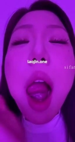 超美阿黑颜女神原档泄密，标准的一个眼镜婊，大眼睛萌妹，反差感，淫荡的表情挑逗极了 截图2