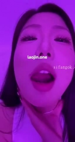 超美阿黑颜女神原档泄密，标准的一个眼镜婊，大眼睛萌妹，反差感，淫荡的表情挑逗极了 截图3