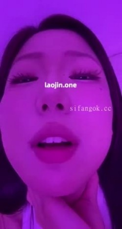 超美阿黑颜女神原档泄密，标准的一个眼镜婊，大眼睛萌妹，反差感，淫荡的表情挑逗极了 截图4