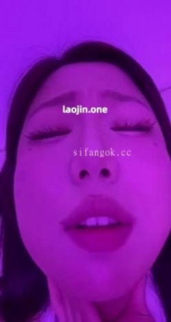 超美阿黑颜女神原档泄密，标准的一个眼镜婊，大眼睛萌妹，反差感，淫荡的表情挑逗极了 截图5
