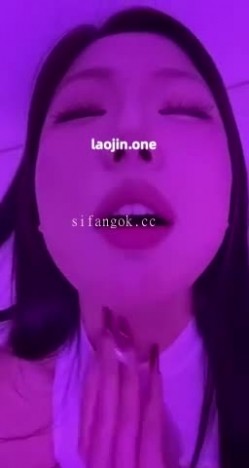超美阿黑颜女神原档泄密，标准的一个眼镜婊，大眼睛萌妹，反差感，淫荡的表情挑逗极了 截图6