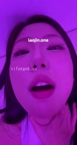 超美阿黑颜女神原档泄密，标准的一个眼镜婊，大眼睛萌妹，反差感，淫荡的表情挑逗极了 截图7
