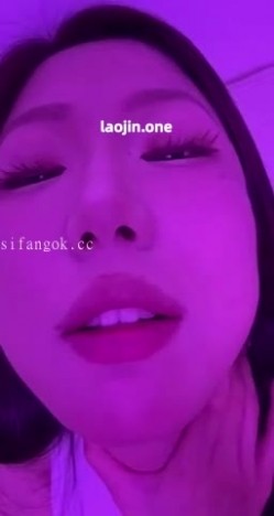 超美阿黑颜女神原档泄密，标准的一个眼镜婊，大眼睛萌妹，反差感，淫荡的表情挑逗极了 截图8