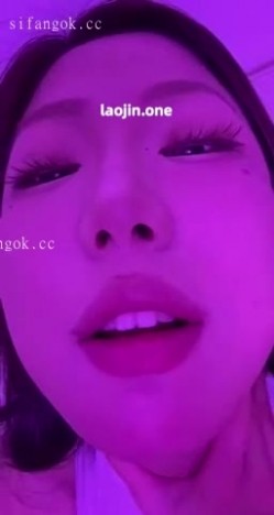 超美阿黑颜女神原档泄密，标准的一个眼镜婊，大眼睛萌妹，反差感，淫荡的表情挑逗极了 截图9