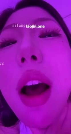 超美阿黑颜女神原档泄密，标准的一个眼镜婊，大眼睛萌妹，反差感，淫荡的表情挑逗极了 截图10