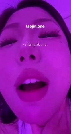 超美阿黑颜女神原档泄密，标准的一个眼镜婊，大眼睛萌妹，反差感，淫荡的表情挑逗极了 截图11