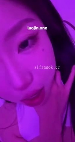 超美阿黑颜女神原档泄密，标准的一个眼镜婊，大眼睛萌妹，反差感，淫荡的表情挑逗极了 截图12