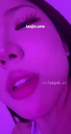 超美阿黑颜女神原档泄密，标准的一个眼镜婊，大眼睛萌妹，反差感，淫荡的表情挑逗极了 截图13
