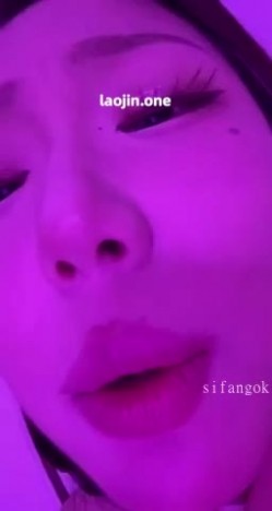 超美阿黑颜女神原档泄密，标准的一个眼镜婊，大眼睛萌妹，反差感，淫荡的表情挑逗极了 截图14