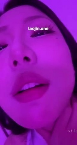超美阿黑颜女神原档泄密，标准的一个眼镜婊，大眼睛萌妹，反差感，淫荡的表情挑逗极了 截图15