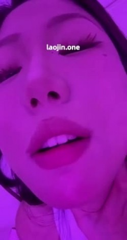 超美阿黑颜女神原档泄密，标准的一个眼镜婊，大眼睛萌妹，反差感，淫荡的表情挑逗极了 截图16