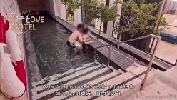 换妻大神，【爱玩夫妻】,【第一次汽车旅馆的交换】第一集 泳池中的激情，四人交换的节奏彻底炸裂 截图3