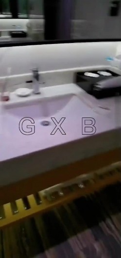 《极品反差淫妻泄密》真实骚妻居家活动无套内射刷锅第一人！推特网红NTR顶级绿帽奴GXB私拍调教啪啪3P美臀粉屄真不错 截图7