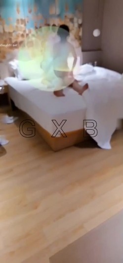 《极品反差淫妻泄密》真实骚妻居家活动无套内射刷锅第一人！推特网红NTR顶级绿帽奴GXB私拍调教啪啪3P美臀粉屄真不错 截图10