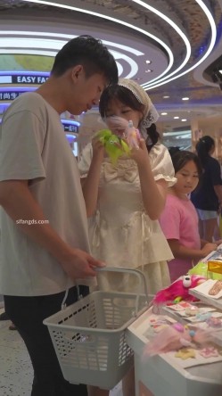 大神假期商圈尾随偷拍各路性感美女群底风光 包臀裙美女和朋友去酒吧警惕性很强没想到居然没穿内裤 截图9