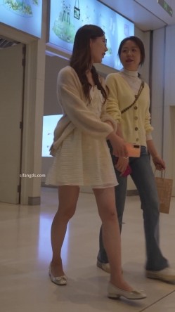 大神假期商圈尾随偷拍各路性感美女群底风光 包臀裙美女和朋友去酒吧警惕性很强没想到居然没穿内裤 截图12