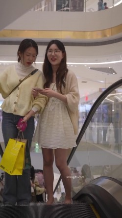 大神假期商圈尾随偷拍各路性感美女群底风光 包臀裙美女和朋友去酒吧警惕性很强没想到居然没穿内裤 截图13