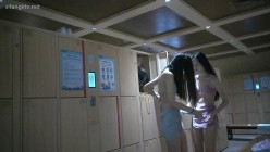 水上乐园更衣室偷拍 极品姐妹花换上性感内衣 清新又骚气 截图11