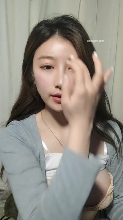 【极品女神 ️重磅企鹅】超高颜值电竞网红女神『小奶琦』终于下海色播 各种抖奶诱惑发骚 整个奶头都漏出来了 截图14