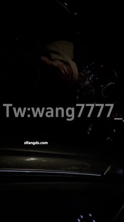 极品淫妻博主【王wang】跟女友各种场地啪啪 车内，喜欢穿开档黑丝后入，家中随时随地都想操 截图15