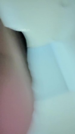 超近距离贴B拍 大三极品黑丝学姐尿尿 没想到还是一个白虎 截图3