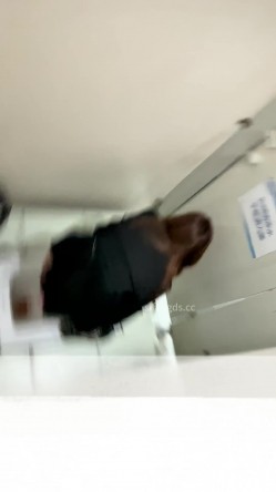 超近距离贴B拍 大三极品黑丝学姐尿尿 没想到还是一个白虎 截图11