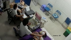 国内某医院接待某厂女职工体检乳房B超-小女生听说要把乳房给男医生看,一脸无奈不情愿 截图1