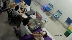 国内某医院接待某厂女职工体检乳房B超-小女生听说要把乳房给男医生看,一脸无奈不情愿 截图2