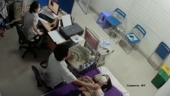 国内某医院接待某厂女职工体检乳房B超-小女生听说要把乳房给男医生看,一脸无奈不情愿 截图3