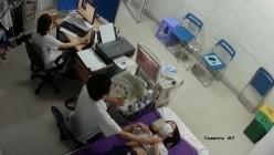 国内某医院接待某厂女职工体检乳房B超-小女生听说要把乳房给男医生看,一脸无奈不情愿 截图4