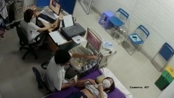 国内某医院接待某厂女职工体检乳房B超-小女生听说要把乳房给男医生看,一脸无奈不情愿 截图5