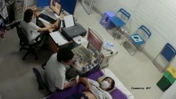 国内某医院接待某厂女职工体检乳房B超-小女生听说要把乳房给男医生看,一脸无奈不情愿 截图6
