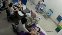 国内某医院接待某厂女职工体检乳房B超-小女生听说要把乳房给男医生看,一脸无奈不情愿 截图11