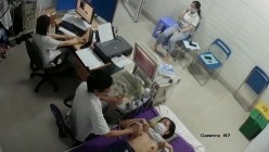 国内某医院接待某厂女职工体检乳房B超-小女生听说要把乳房给男医生看,一脸无奈不情愿 截图13
